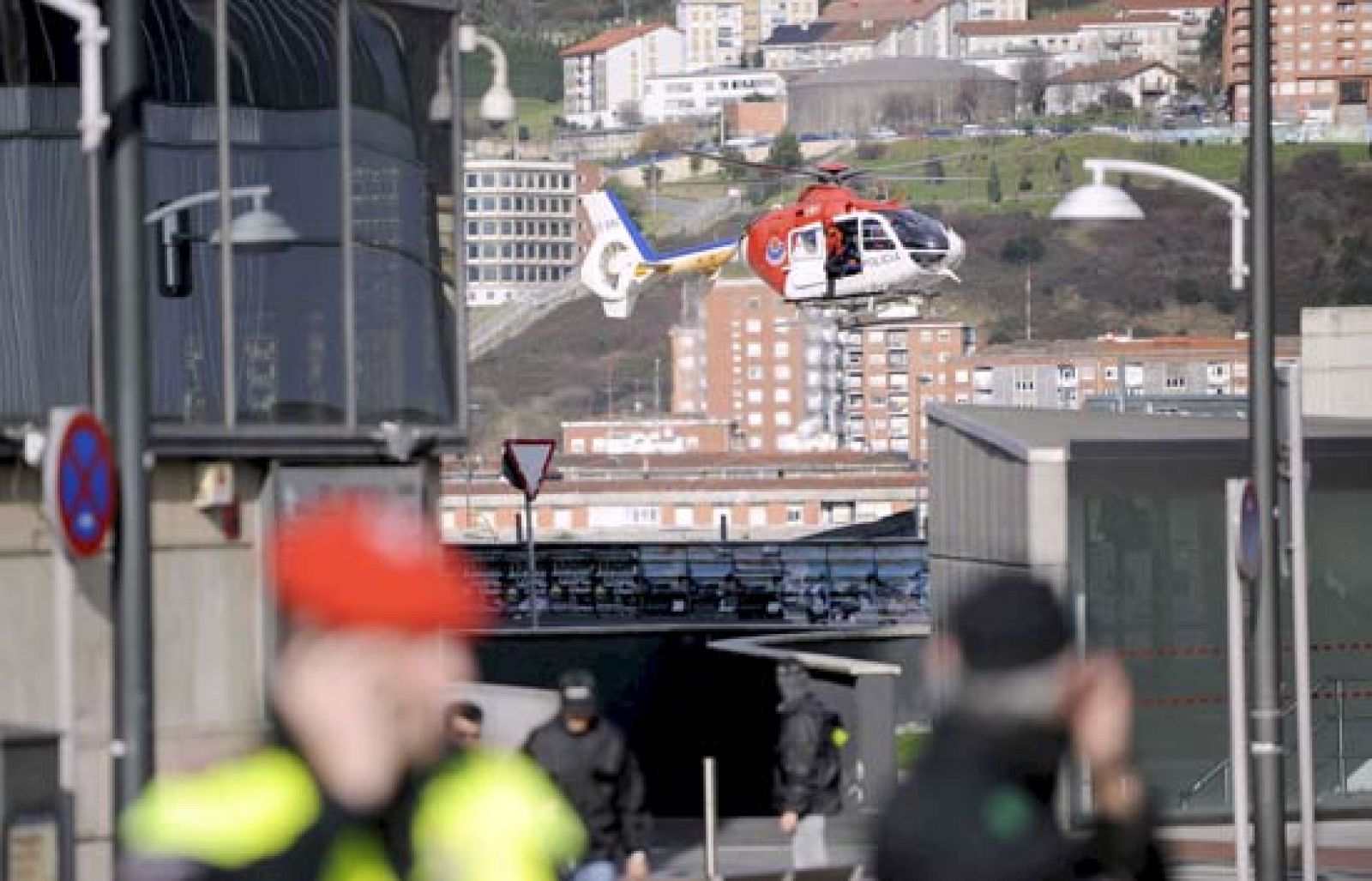 Los partidos políticos en Euskadi creen que ETA ha intentado amordazar a la sociedad vasca atacando a un medio de comunicación público. En sus condenas todos han recordado que la Banda terrorista suele atentar en Navidades.
