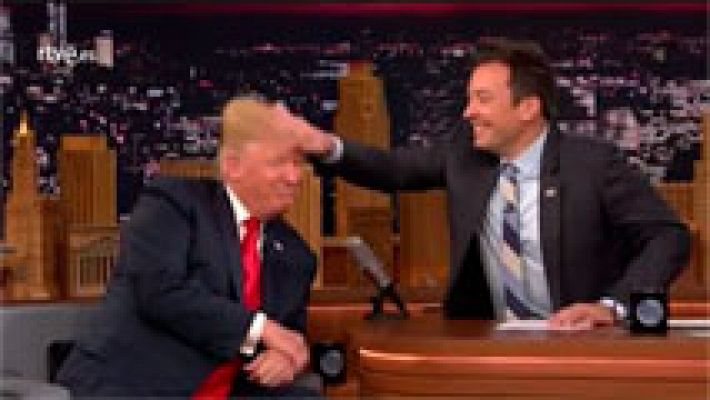 Un presentador despeina a Donald Trump para comprobar si lleva peluquín
