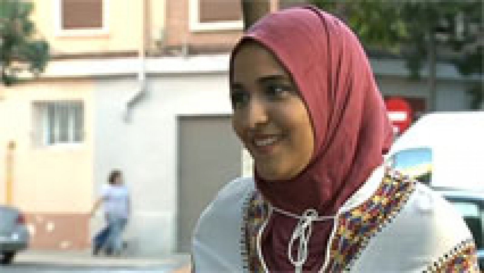 Telediario 1: Una joven musulmana deja de acudir a clase porque su instituto prohíbe acceder con la cabeza cubierta | RTVE Play