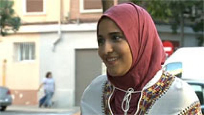 Una joven musulmana deja de acudir a clase porque su instituto prohíbe acceder con la cabeza cubierta