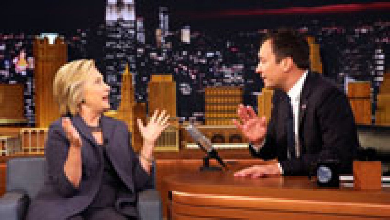 Telediario 1: Hillary Clinton demuestra que sabe encajar una broma | RTVE Play