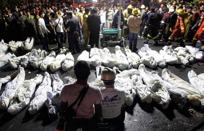 Al menos 60 personas han muerto en un incencio en una discoteca de Bangkok, Tailandia, en la que se celebraba una fiesta de nochevieja. 