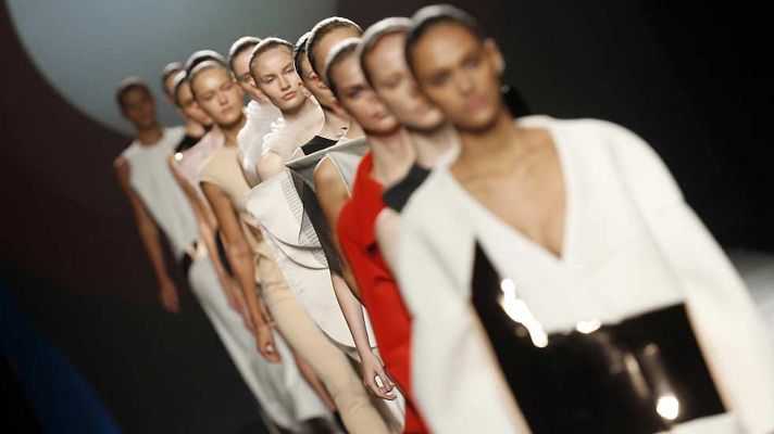 Telediario 1 - La calle marca el paso a los diseñadores de moda