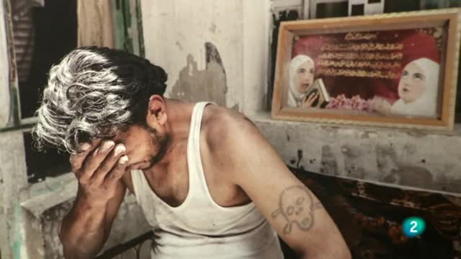 La fotógrafa siria Carole Alfarah retrata el lento descenso a los infiernos de su país - La 2 Noticias | Ver