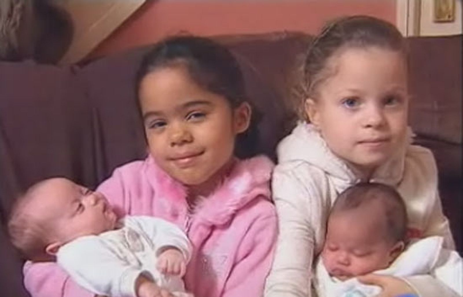 Dean Durrant y Alison Spooner son una pareja británica mixta (él negro y ella blanca) que hace siete años tuvieron hijas gemelas de distinto color, algo que ocurre con muy poca frecuencia y que ahora han vuelto a repetir (1/01/09).