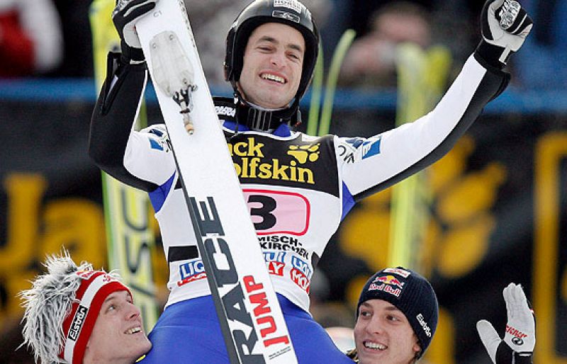 El austríaco Wolfgan Loitzl ha sido el ganador de los saltos de esquí que han inaugurado el año deportivo. Por detrás de él han quedado el suizo Simon Ammann y el finlandés Harri Olli. La marca de Loitzl ha sido de 136,5 metros con una ejecución perf