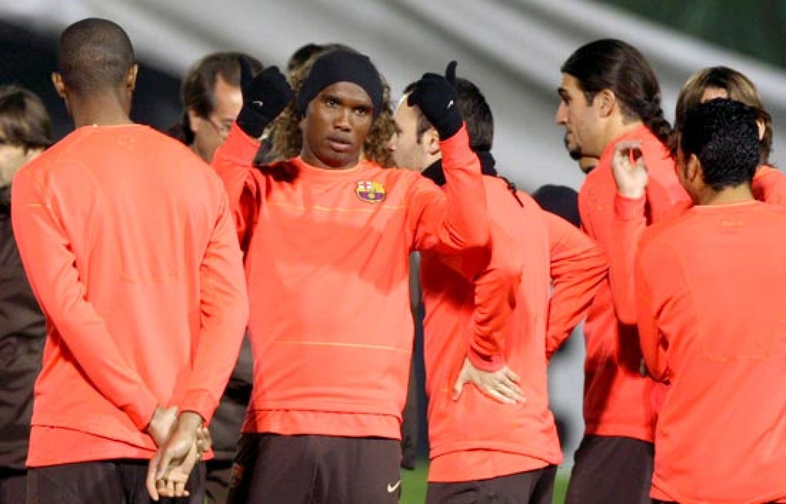 Martín Cáceres ha emulado a Keita y Eto'o en el Barça y ha llegado un día antes de lo esperado. El conjunto blaugrana es una balsa de aceite y el lateral Sylvinho reconoce que la moral está a tope. 