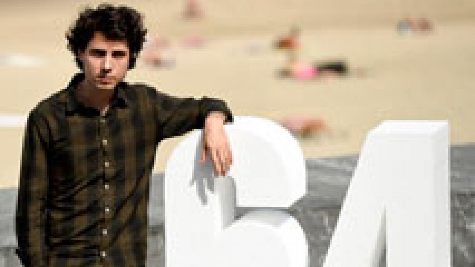 Telediario 1: Jonás Trueba presenta en San Sebastián 'La Reconquista', una historia de nostalgia sobre el primer amor | RTVE Play