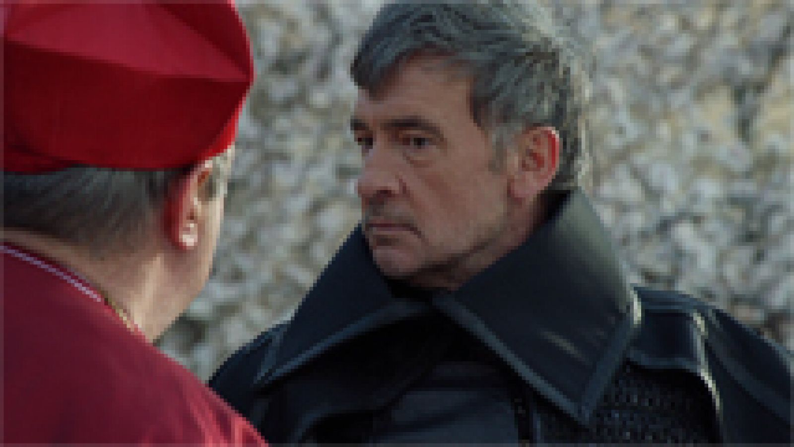 Águila Roja - Hernán intenta entrar en el Palacio Real por la fuerza