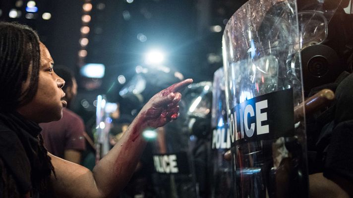 Telediario 1 - El ejército llega a Charlotte para atajar las protestas y la Policía reconoce dudas en su versión de la muerte del afroamericano Scott