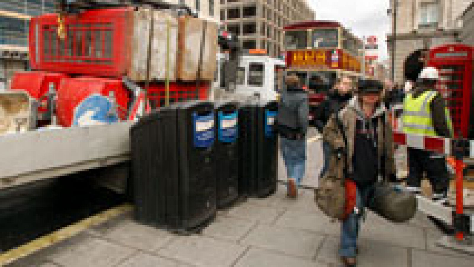Telediario 1: Las emblemáticas cabinas rojas de Londres se actualizan y tendrán wifi e impresora | RTVE Play