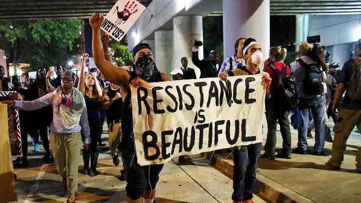 Telediario 1 - Decretado el toque de queda en Charlotte tras una nueva noche de protestas