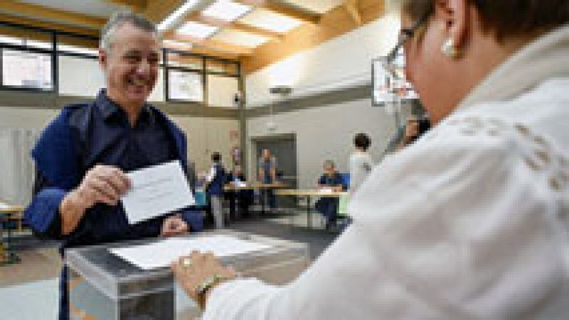 Normalidad en la apertura de los colegios electorales en Pas Vasco y Galicia