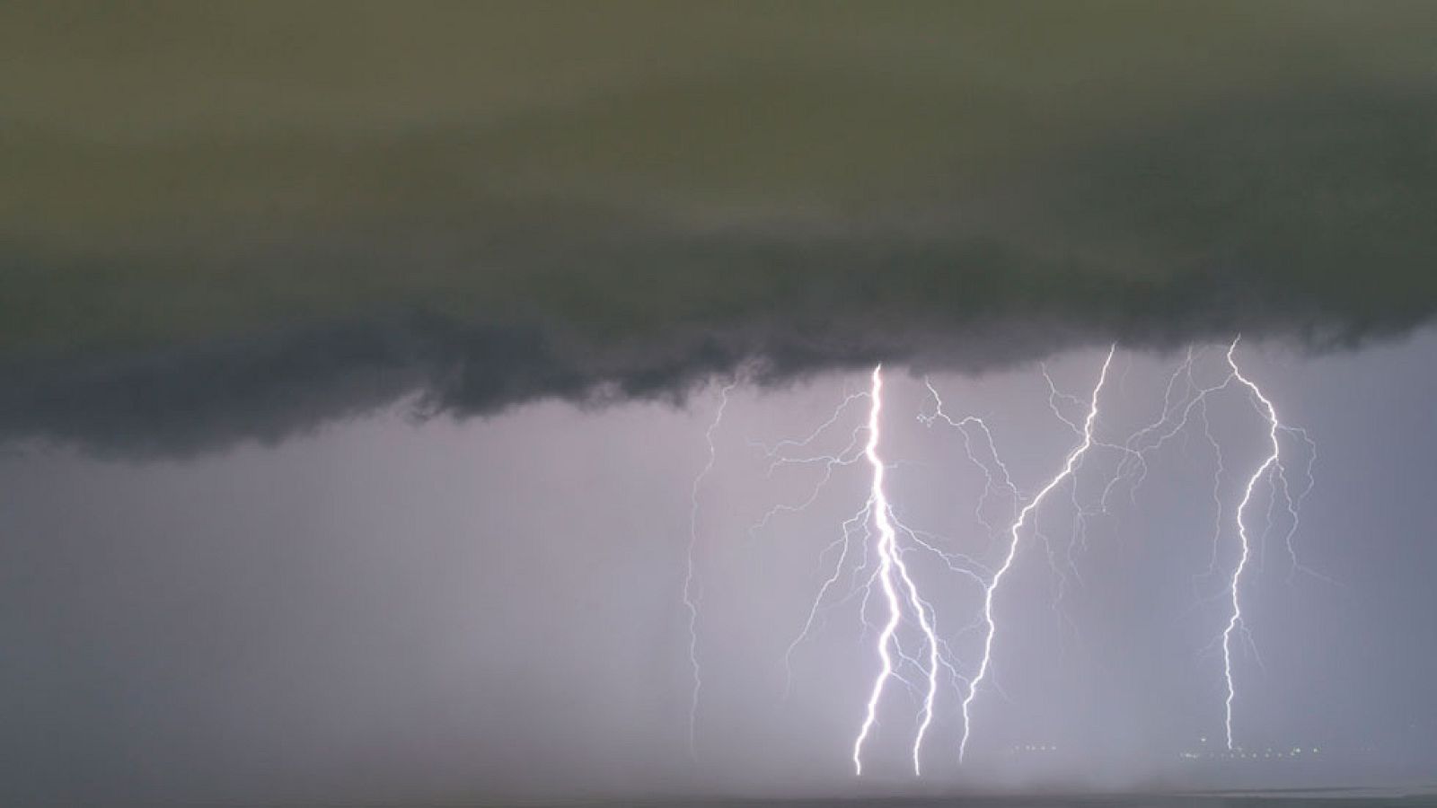 La semana arranca con tormentas localmente fuertes en Baleares