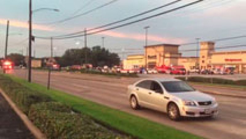 Un hombre dispara y causa siete heridos cerca de un centro comercial en Houston