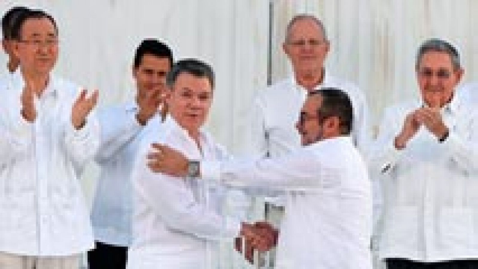 Informativo 24h: Juan Manuel Santos y 'Timochenko' firman el acuerdo de paz entre Colombia y las FARC | RTVE Play