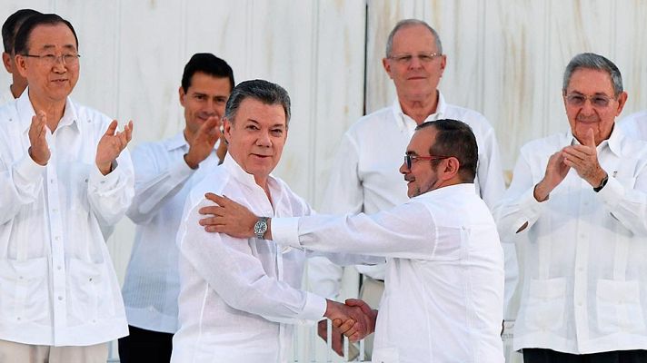 Informativo 24h - Juan Manuel Santos y 'Timochenko' firman el acuerdo de paz entre Colombia y las FARC