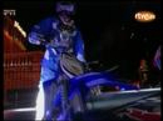  - Sobrevuela el Arco del Triunfo