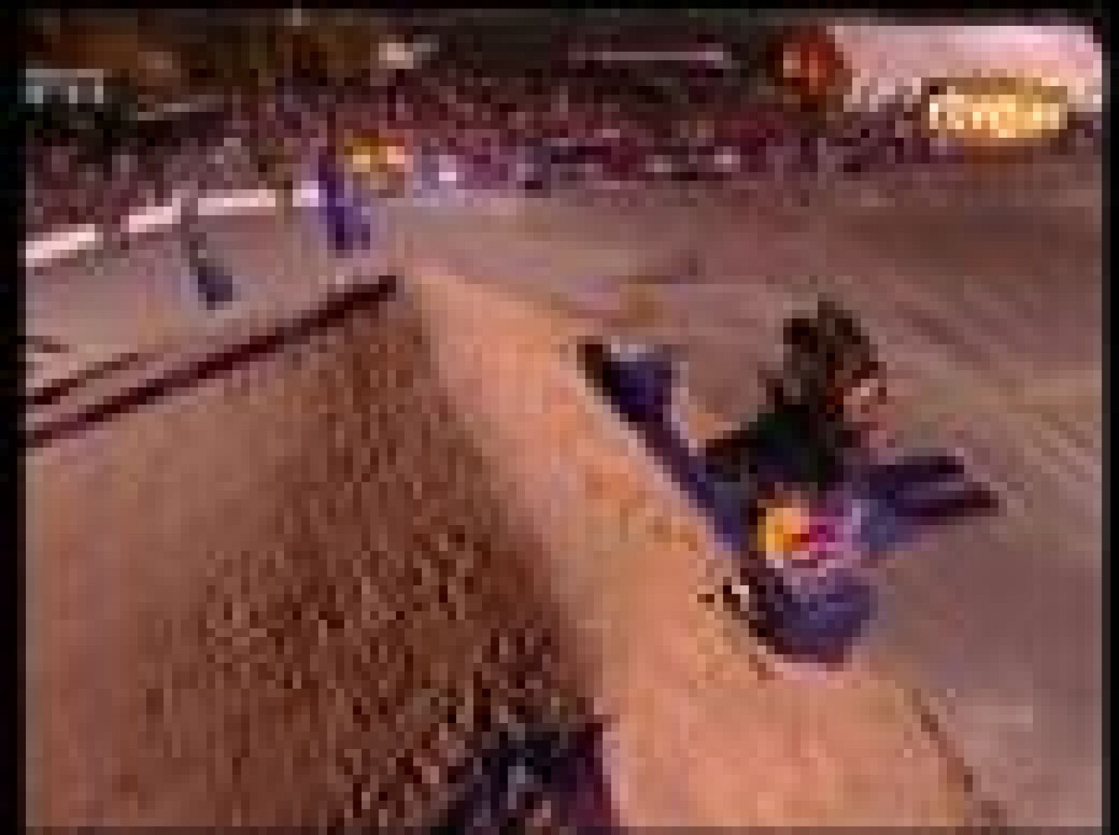 Ileso, tras caerle el coche encima.