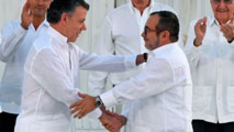 Colombia celebra el acuerdo de paz, Las FARC piden perdón y el Gobierno ofrece la transición a la política