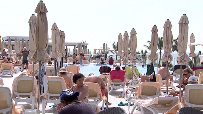 Telediario 1 - Aragoneses, madrileños y vascos son los españoles que más viajan