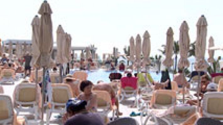 Telediario 1 - Aragoneses, madrileños y vascos son los españoles que más viajan