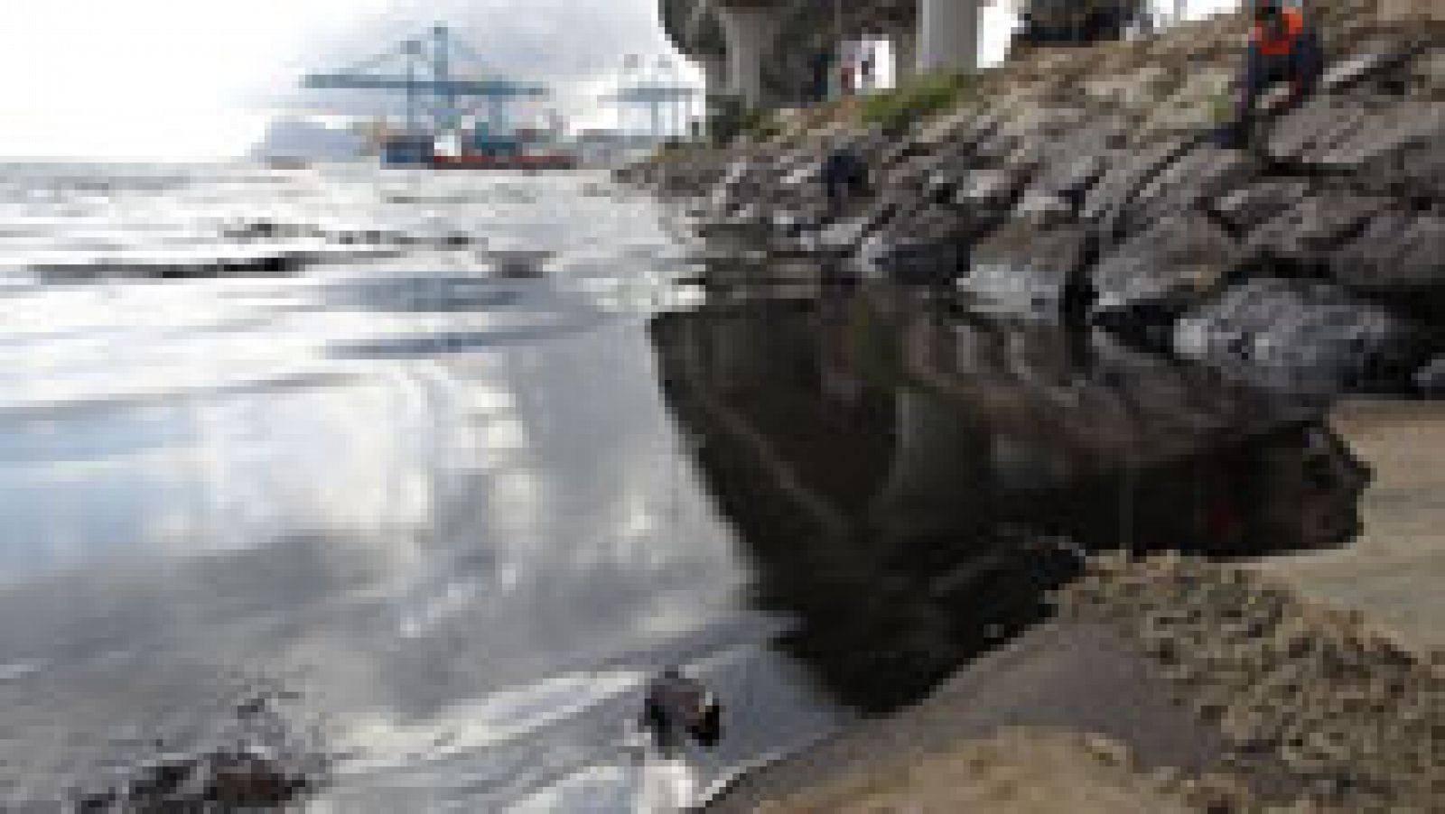 Telediario 1: En la bahía de Algeciras, esta noche, ha habido un vertido de crudo de casi 2.000 litros | RTVE Play