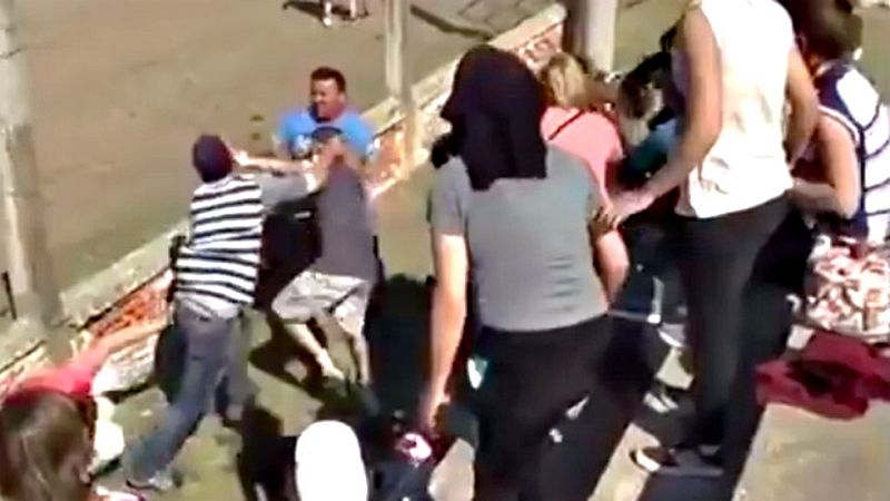 El portero del General Velásquez golpeó en pleno rostro al delantero de Estación Central mientras se encontraba en el suelo y lo mandó al hospital. Durante un partido de fútbol infantil en la provincia de Córdoba, en Argentina, en la grada se registr