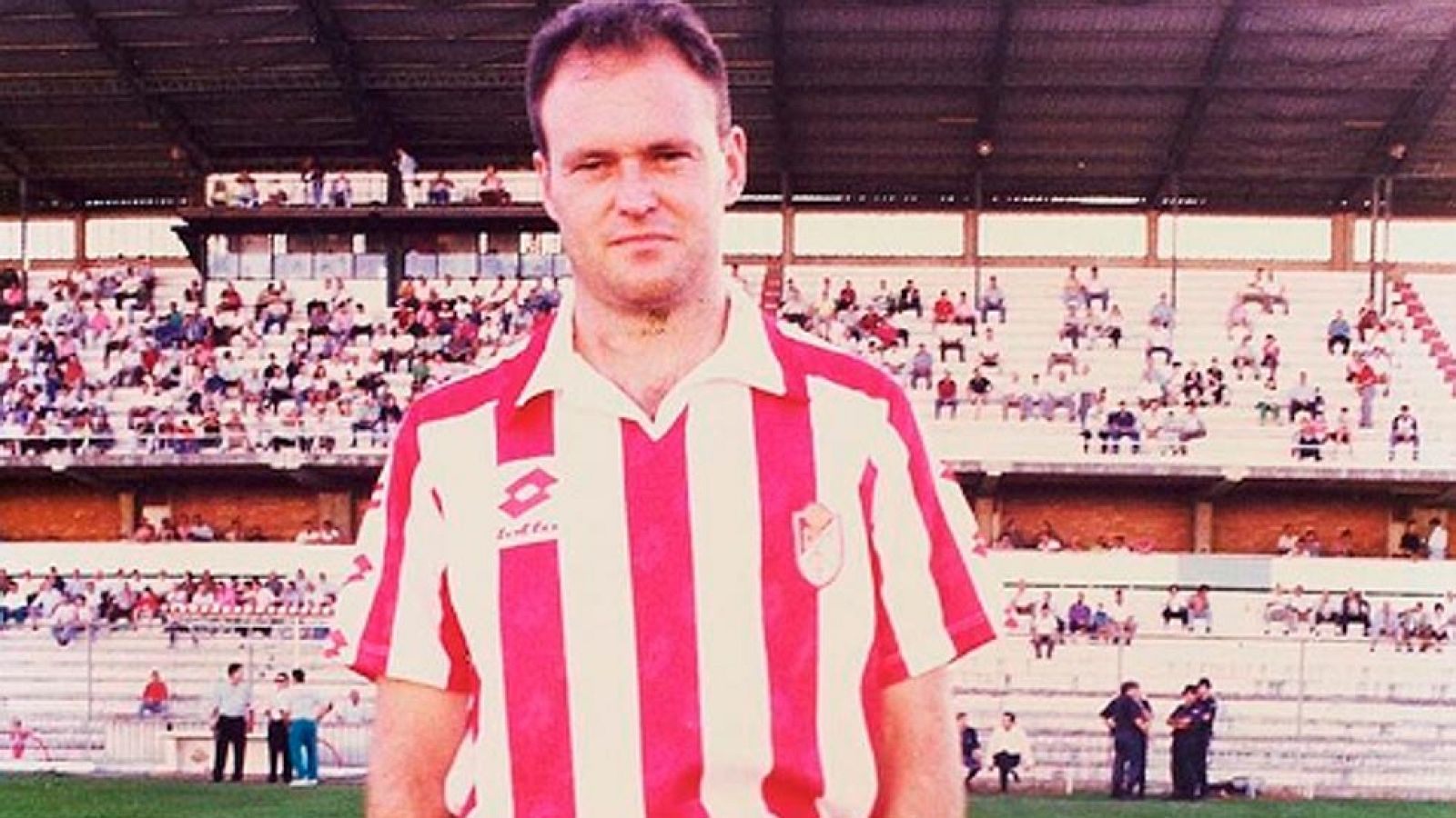 Otro equipo de primera que cambia de entrenador es el Granada; tras la salida de Jémez, hay revuelo en las redes porque Pepe Mel colocó hace unos dás una foto con la camiseta del Granada.
