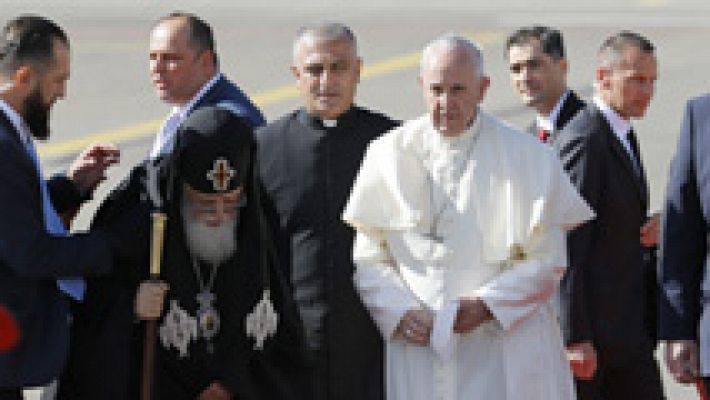 El papa Francisco aterriza en el Cáucaso con un mensaje de paz y reconciliación