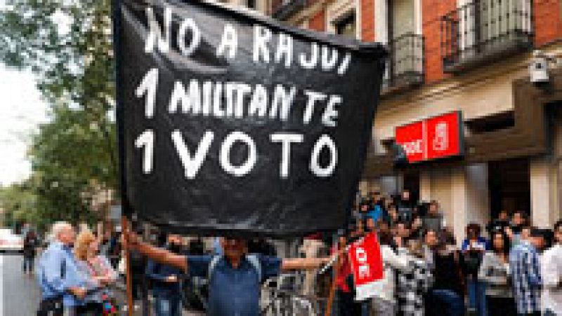 Militantes pro Sánchez increpan a los críticos a las puertas de Ferraz, donde el PSOE vive su guerra interna