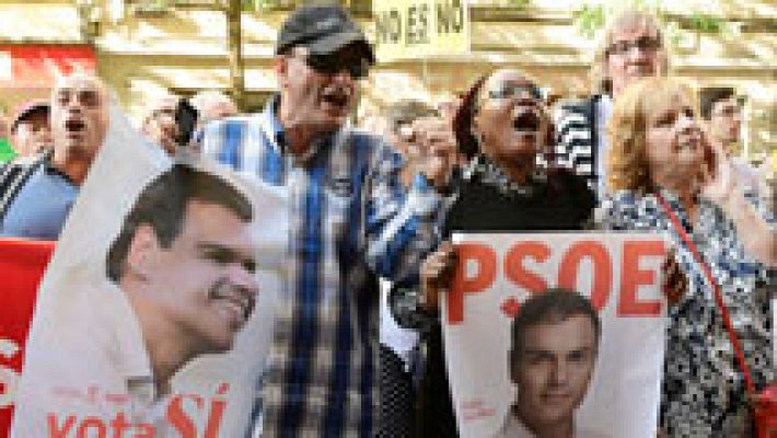 Protestas de los militantes a las puertas de Ferraz, donde el PSOE celebra un Comité Federal decisivo