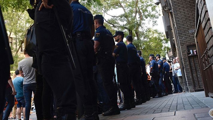 Telediario 1 - Militantes favorables a Sánchez increpan a los críticos a las puertas de Ferraz