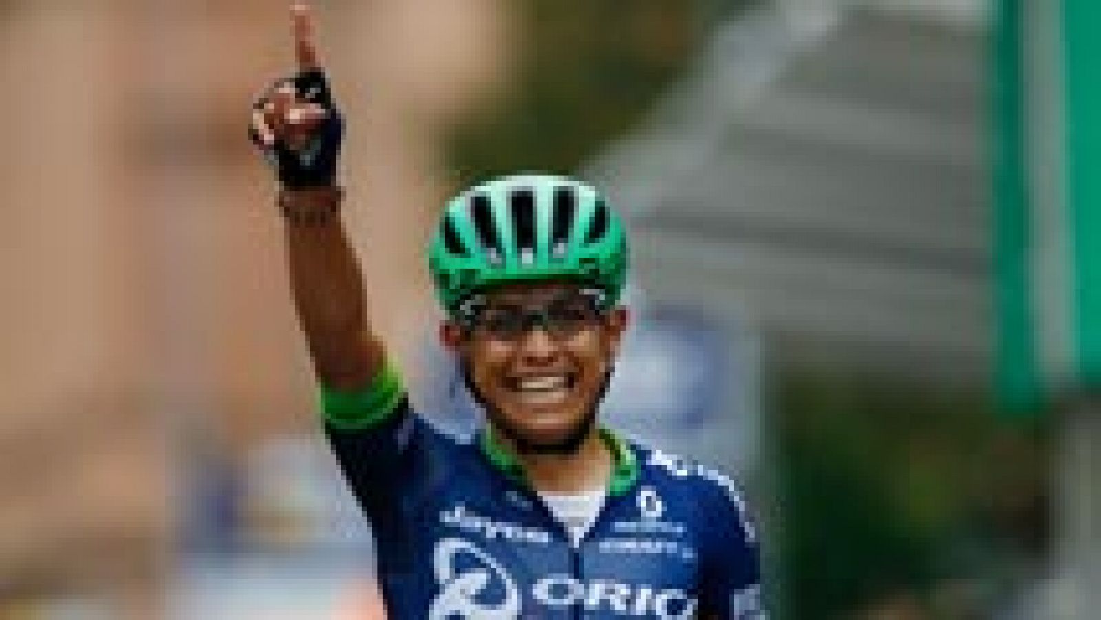 El colombiano Esteban Chaves (Orica) se ha impuesto este sábado en la 110 edición del Giro de Lombardía, prueba que cierra el calendario del World Tour, con salida de Como y llegada a Bérgamo, de 241 km de recorrido.