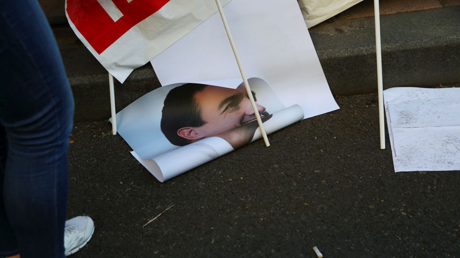 Al final el sector crítico ganó la partida a los oficialistas y tumbó al propio Sánchez