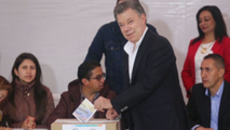 Los colombianos votan si aprueban el acuerdo de paz alcanzado por su Gobierno y las FARC