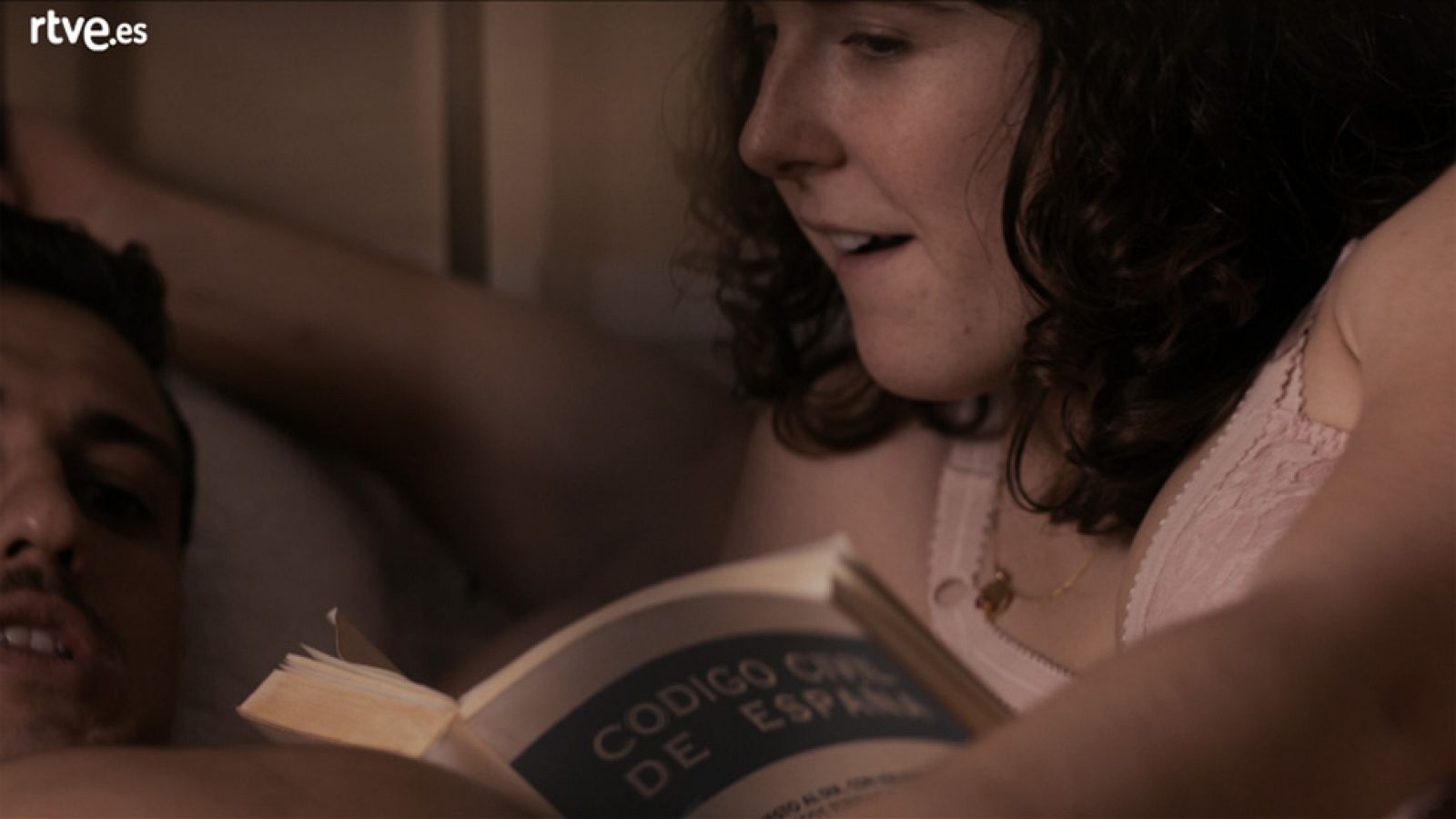 La sonata del silencio - Julita y Dioni 'repasan' el Código Civil en casa de doña Celia - La sonata del silencio | Ver