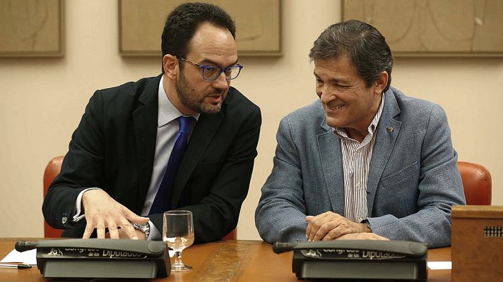 Telediario 1 - Javier Fernández preside la reunión del grupo socialista, a la que no acude Pedro Sánchez