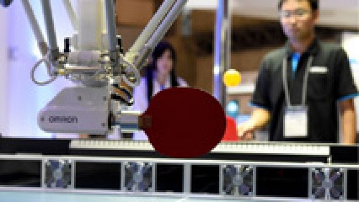 Telediario 1 - Este robot te enseña a jugar al tenis de mesa
