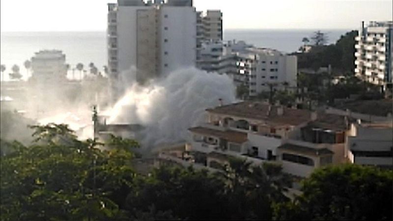 Un espectacular géiser, similar a la altura de un edificio de 5 plantas, se produjo ayer en Benalmádena, Málaga,