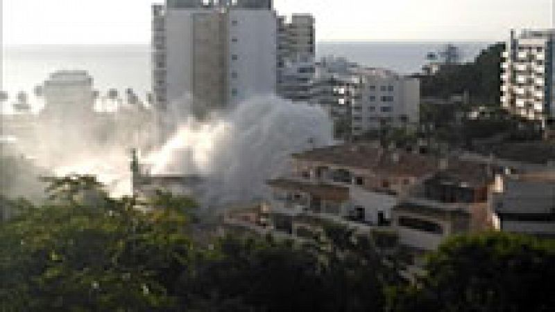 Un espectacular géiser, similar a la altura de un edificio de 5 plantas, se produjo ayer en Benalmádena, Málaga,