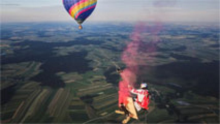 Cuatro paracaidistas se columpian a 1.800 metros colgados de un globo