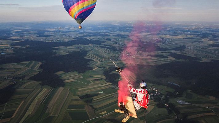 Telediario 1 - Cuatro paracaidistas se columpian a 1.800 metros colgados de un globo