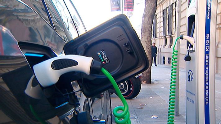 Telediario 1 - El precio de litio se está disparando en los últimos tiempos debido a que cada vez hay más vehículos eléctricos