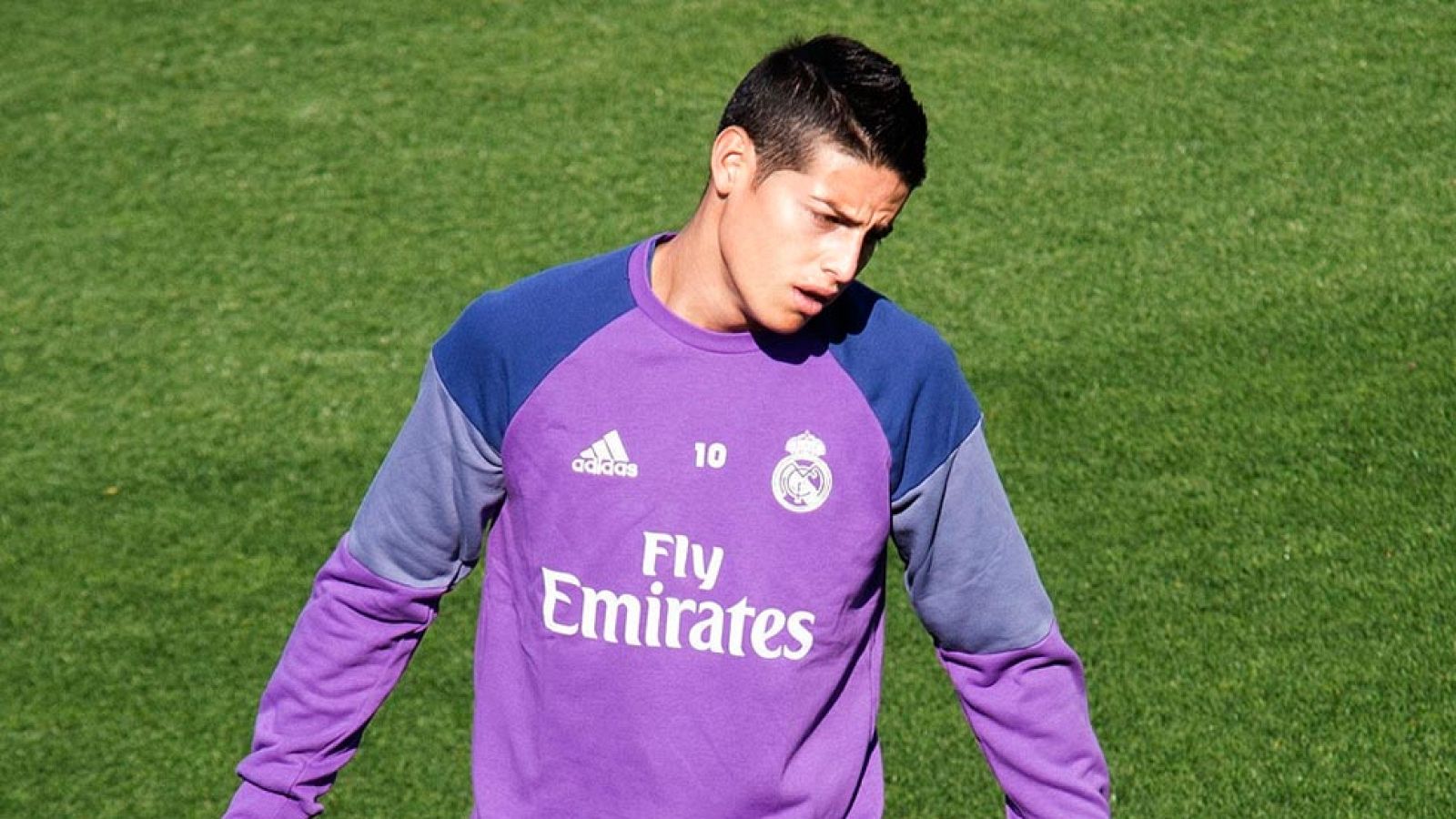 En el Real Madrid no ha gustado nada la actitud de la federación colombiana con James. Dicen que no solo han hecho viajar al jugador con una lesión, sino que quieren hacerle jugar. No es la primera vez que hay roces. James es mucho más que un futbolista en Colombia.