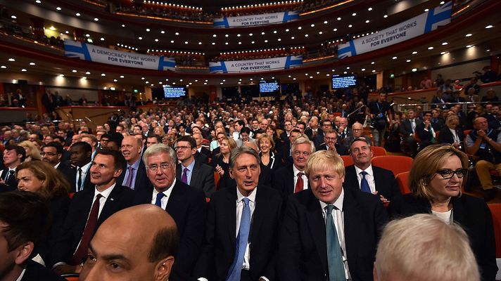 Telediario 1 - El Gobierno británico planea endurecer la contratación de extranjeros para limitar la inmigración