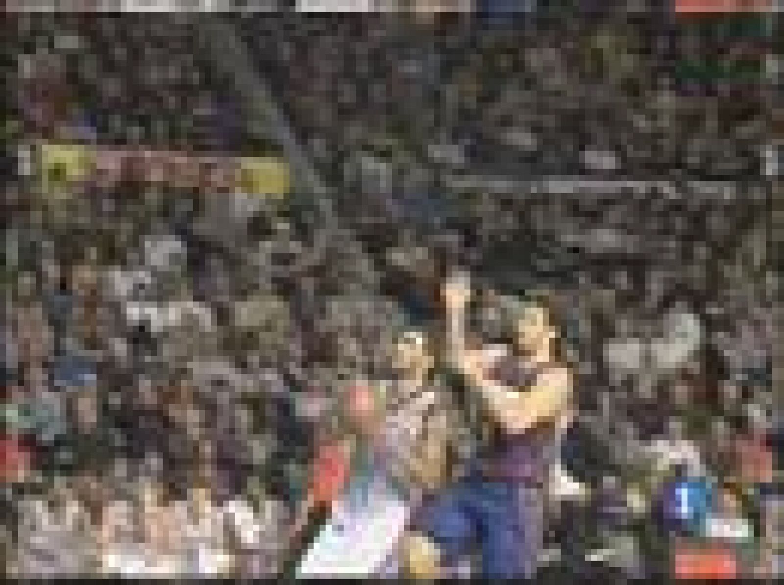 El líder de la Liga ACB, el Tau Cerámica de Vitoria, ha ganado a domicilio al segundo clasificado, el Regal Barcelona, por 70-74.