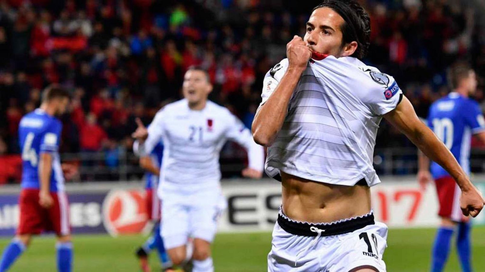 Telediario 1: Albania aprovecha el tropiezo de España para colocarse líder | RTVE Play