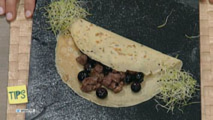 Crepes rellenas de pato y arándanos