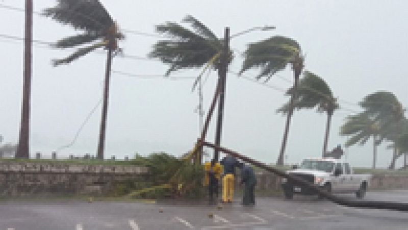 El huracán Matthew azota Florida a 200 km/h y se sitúa a 40 km de Cabo Cañaveral